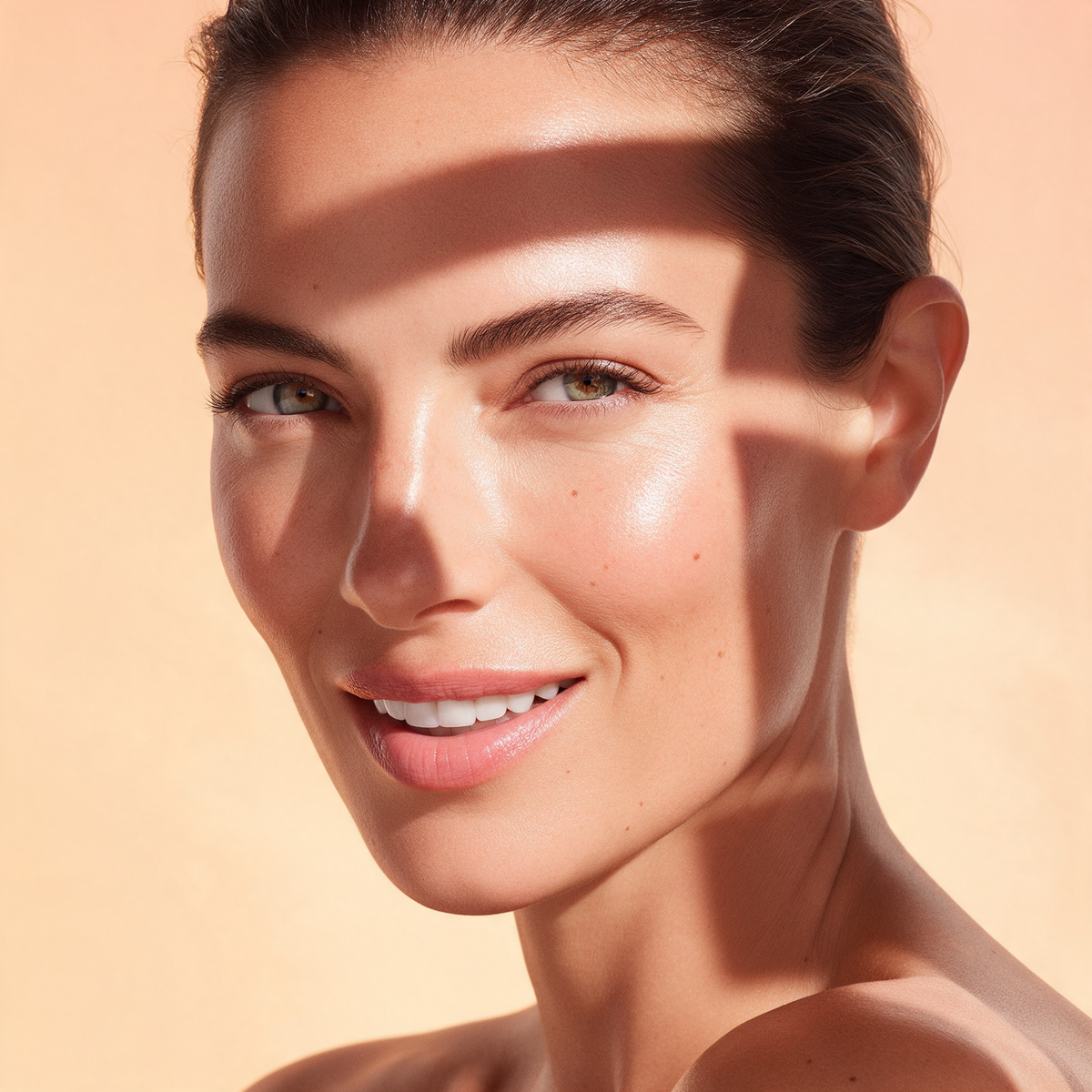 Protecție solară — portret beauty în lumină de vară