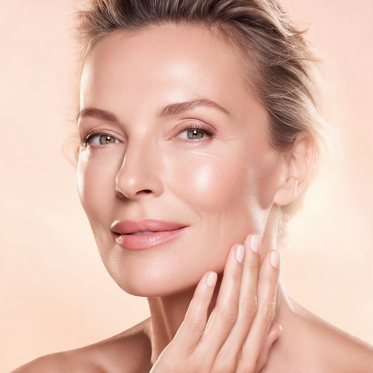 Riduri și fermitate — portret beauty, ten matur luminos
